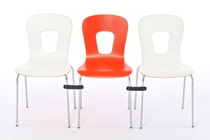 Mit seperat erhältlichen Stuhlverbindern können feste Stuhlreihen gestellt werden