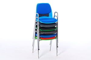 Seine Stapelbarkeit macht den Mila AL SP RP zu einem flexiblen Veranstalungsstuhl