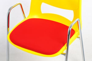 Sitzpolster und Schale können schön in Kontrast gesetzt werden