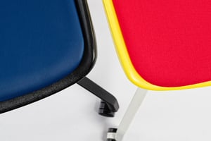 Das Sitzpolster ist in Stoff und Kunstleder verfügbar