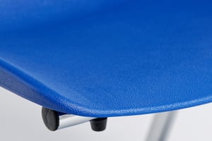 Die Kunststoffsitzfläche ist sehr pflegeleicht und robust