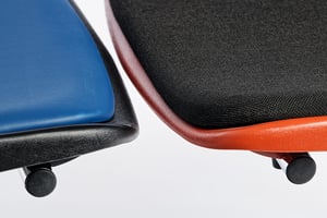 Das Sitzpolster ist in Stoff und Kunstleder verfügbar