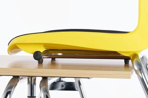 Die Kunststoffstopfen unter der Sitzfläche schützen Ihre Tische vor Kratzern