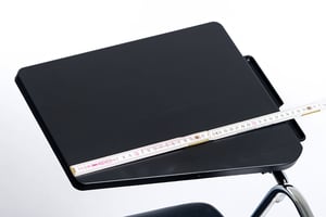 Das Schreibtischen besteht aus hochfestem Kunststoff