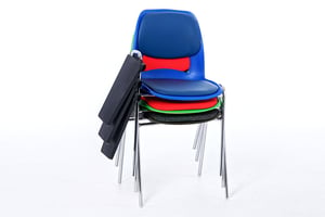 Der Mila SP RP ST lässt sich mitsamt seiner Schreibtischchen stapeln