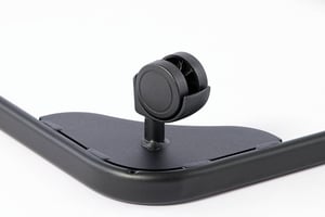 Der Transportwagen ist an allen Ecken mit drehbaren Rollen ausgestattet