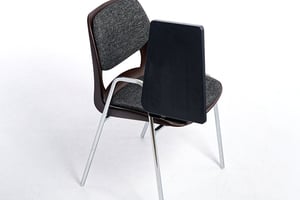 Die Ablagefläche ist auch nach oben hochklappbar