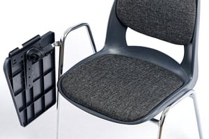 Durch sein bewegliches Tischchen ist der Seminarstuhl auch auf engem Raum nutzbar
