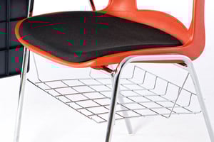 Ein optionaler Ablagerahmen ist einhängbar