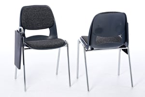 Trotz Schreibplatte benötigt der Mila SP RP ST wenig Platz