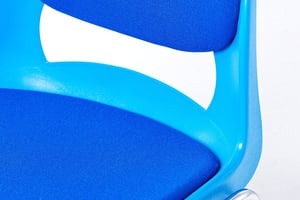 Die Öffnung in der Rückenlehne ermöglicht eine Belüftung