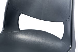 Die Öffnung in der Rückenlehne sorgt für Luftzufuhr