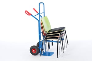 Mit der Stuhlkarre lassen sich die Stühle einfach transportieren