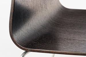 Der Übergang von Sitzfläche zur Rückenlehne ist gebogen