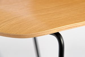 Die gebogene Sitzfläche ist leicht gewölbt