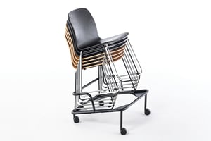 Mit dem universalen Transportwagen können die Stapelstühle gerollt werden