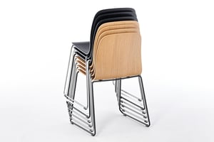 Platzsparend können unsere Montana Kufenstühle gestapelt werden