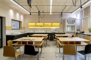 Unser Montana Holzschalenstuhl mit Kufen lässt sich überall stellen