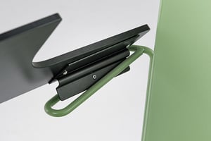 Das Schreibtablar ist mit ein paar Handgriffen abnehmbar