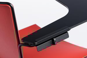 Das abnehmbare Tablar kann an den Armlehnen eingeklemmt und befestigt werden