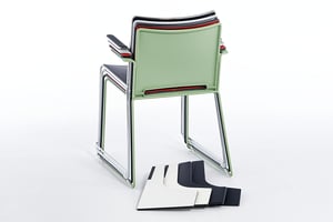 Die Kufenstühle können mit abgenommenen Schreibtablar gestapelt werden