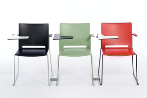 Die Kufenstühle können mit optionalen Stuhlverbindern zu Stuhlreihen verbunden werden