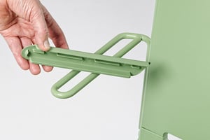 Die Kunststoffkappen sind an den Armlehnen abnehmbar um das Tablar hier zu befestigen