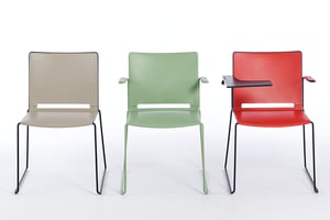 Verschiedene Kunststoffstühle gehören zur Modellfamilie Multan