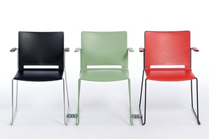 Die Armlehnenstühle können mit optional erhältlichen Verbindern zu festen Stuhlreihen gestellt werden