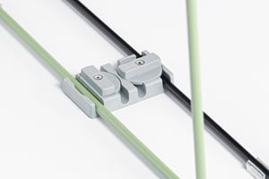 Die Kufengestelle werden mit dem optionalen Verbinder einfach verbunden