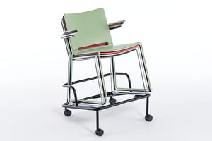 Mit dem Transportwagen können die Stapelstühle Multan AL transportiert werden