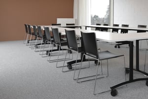 Für Schulungen Seminare und Konferenzen sind unsere Kufenstühle Multan gut geeignet