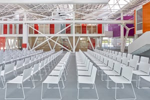 Unsere Kunststoffstühle Multan mit Kufen können in Hallen und Säle gestellt werden