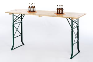 Der Tisch kann über eine Erhöhung als Stehtisch gestellt werden