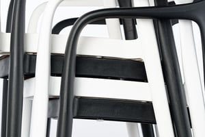 Durch Abstandshalter werden bei der Stapelung die Sitzflächen nicht beschädigt Durch Abstandshalter werden bei der Stapelung die Sitzflächen nicht beschädigt