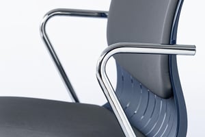 Auf die Armlehne können Arme gut abgelegt werden und so das Sitzen gemütlicher machen