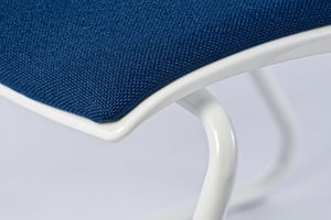 Das Sitzpolster des Stuhles ist gut mit der Sitzfläche verbunden