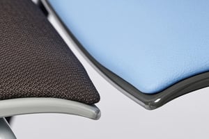 Die gebogene Rückenlehne ist sehr ergonomisch und angenehm zum Sitzen