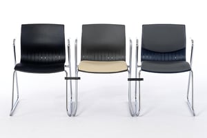 Durch die Reihenverbinder lassen sich die Stühle gut verbinden und für Events vorbereiten