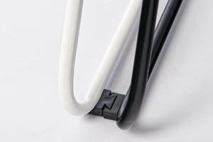 Durch leichtes Stecken können Stühle schnell in und aus einer Reihe gebracht werden