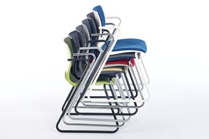 Viele Nizza Stühle können gestapelt werden um Platz zu sparen