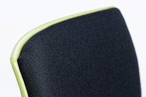 Die gebogene Rückenlehne ist dafür geeignet den Sitzer ergonomisch zu umfassen