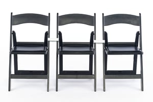 Mit den seperat erhältlichen Stuhlverbindern können schnell feste Reihen erstellt werden