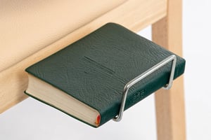 Eine kleine ausziehbare Buchablage kann gewählt werden