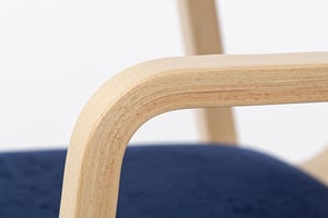 Die Armlehnenaus Holz sind hochwertig verarbeitet