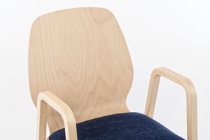 Die Holzrückenlehne zeigt die Maserung des Holzes
