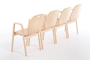 Die Armlehnenstühle lassen sich auch im freien Raum stellen