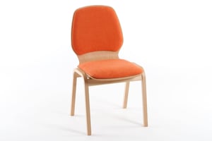 Die Oslo-Stühle mit Sitz- und Rückenpolster