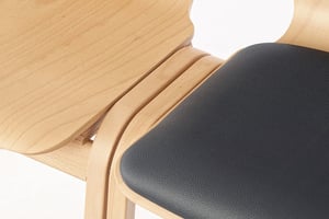 Mit dem Metall Dübelverbinder stehen die Stühle direkt aneinander