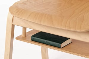 Unter der Sitzfläche der Oslo Stühle kann eine Ablagefläche gewählt werden